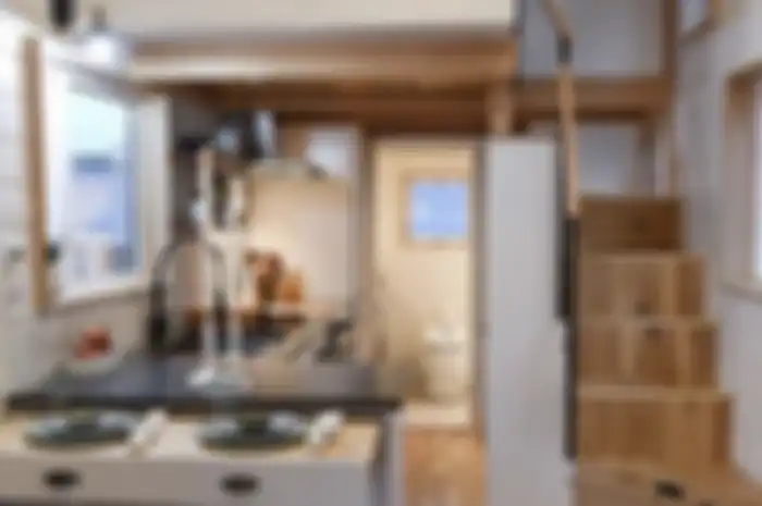 Desain dapur minimalis ini mampu mengubah tampilan area bawah tangga menjadi aesthetic. Intip 7 foto hasilnya. 
