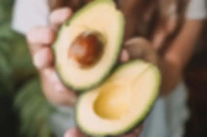 Cara membuat buah alpukat yang masih mentah menjadi matang sempurna bisa dibungkus bersama buah pisang