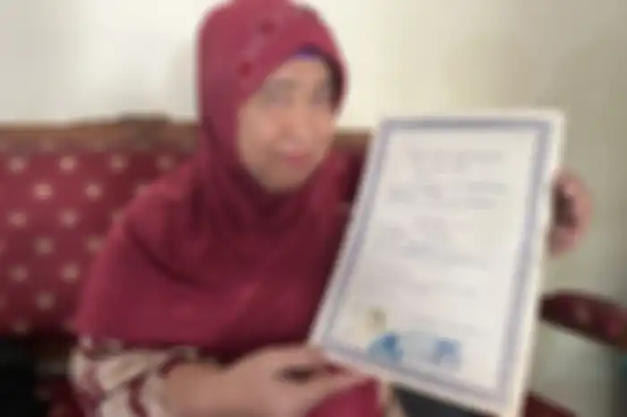 Sunarsih (62) adalah salah satu teman Presiden Joko Widodo di SDN 111 Tirtoyoso, Surakarta. Ia menunjukkan bahwa ijazahnha sama seperti milik Jokowi kepada Kompas.com, Jumat (14/10/2022).