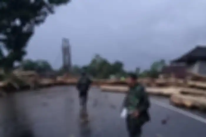 Material banjir bandang menutup akses jalan raya di Kabupaten Jembrana, Provinsi Bali.