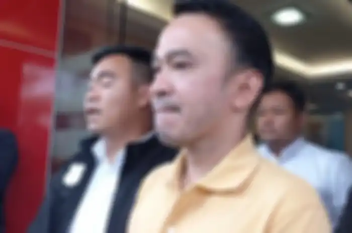 Ruben Onsu baru saja menjalani pemeriksaan sebagai saksi korban atas pencurian toko ke miliknya di Polres Metro Jakarta Selatan, Senin (17/10/2022).