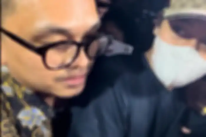 Rizky Billar saat dikerumuni awak media di Polres Metro Jakarta Selatan, Senin (17/10/2022). 