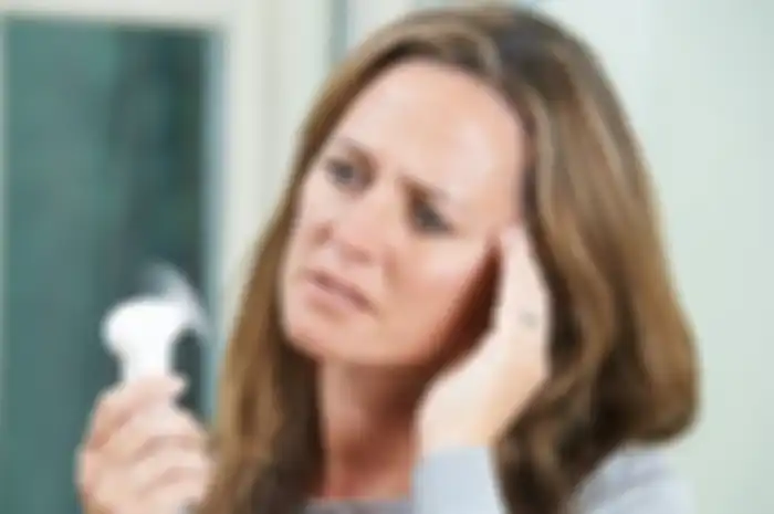 Gejala hipertensi yang mirip menopause di antaranya keringat mengucur dan rasa panas (hot flush).