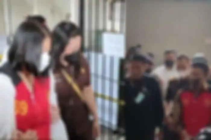 Ferdy Sambo dan Putri Candrawathi tiba di Pengadilan Negeri (PN) Jakarta Selatan, Senin (17/10/2022) dengan memakai rompi tahanan. 