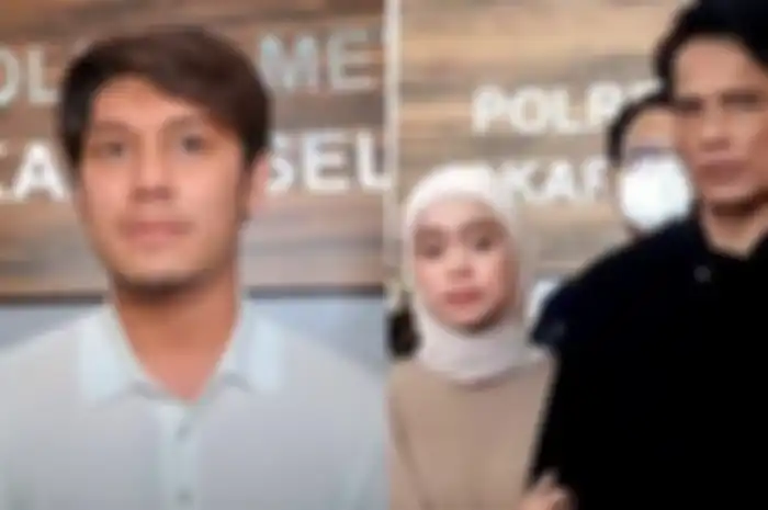 Rizky Billar (kiri) Lesti Kejora (kanan) bersama sang ayah, Endang Mulyana (kanan). Endang Mulyana maafkan Rizky Billar, disebut masih simpan amarah 