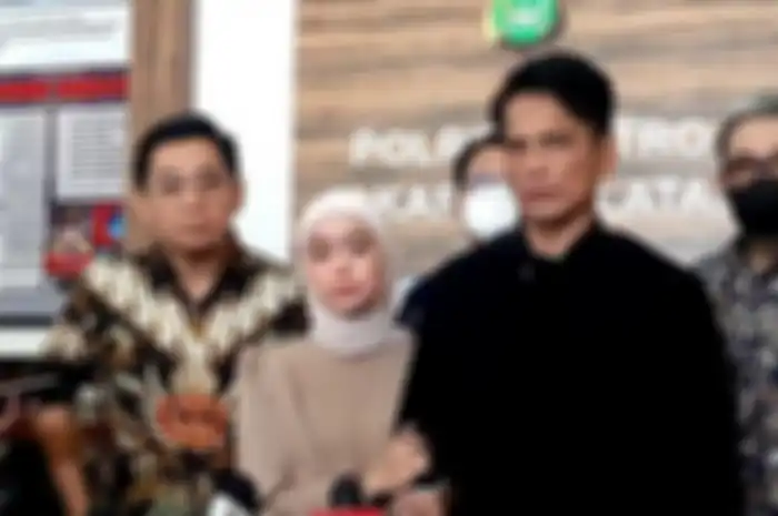 Lesti Kejora ditemani sang ayah (Endang Mulyana) dan kuasa hukumnya (Sandy Arifin) ketika memberikan keterangan di Polres Jakarta Selatan, Jumat (14/10/2022).