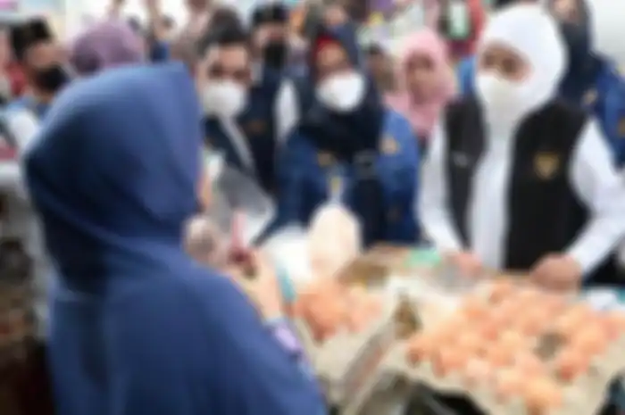 Gubernur Jawa Timur, Khofifah Indar Parawansa berdialog dengan pedagang telur saat blusukan meninjau Pasar Baru Gresik, Senin (17/10/2022).