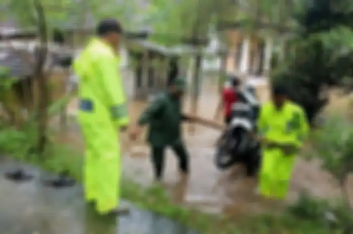 Banjir di Malang, polisi bantu proses evakuasi motor warga.