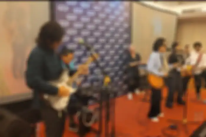 J-Rocks dan Aqeela Calista menyanyikan 