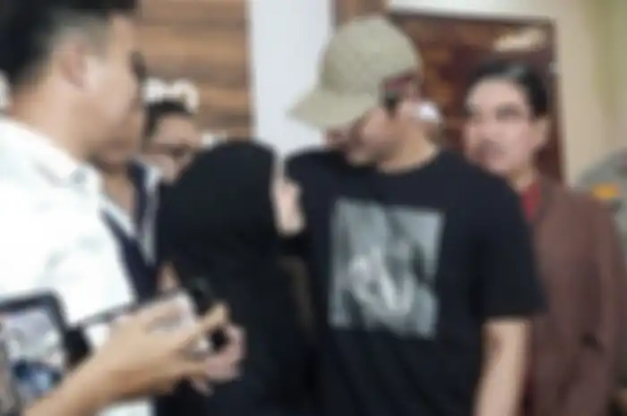 Rizky Billar memeluk dan mencium kening istrinya, Lesti Kejora, di Polres Metro Jakarta Selatan, Selasa (18/10/2022). Polisi menyatakan perkara kekerasan dalam rumah tangga (KDRT) antara Lesti dan Billar telah selesai dan berakhir damai.