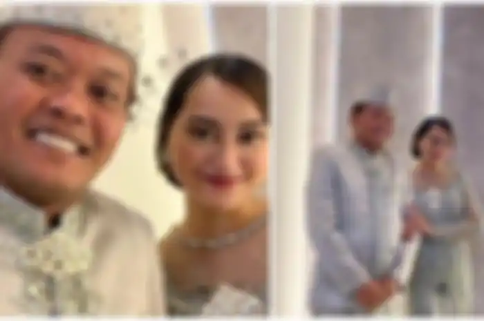 Sule tampak mengenakan baju adat pria bewarna abu-abu, sedangkan Memes dengan kebaya dan riasan wajah yang sederhana. 