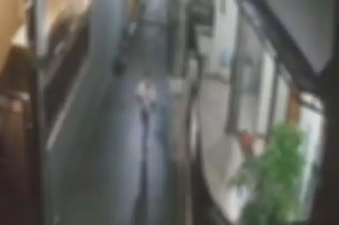   Terduga pelaku penusukan bocah 12 tahun di KBB saat turun dari motor lalu mengejar korban. Kroban yang merupakan bocah SD tewas mengenaskan usai pulang mengaji 