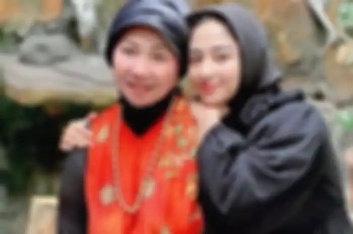 Dewi Perssik dan ibu, Sri Muna