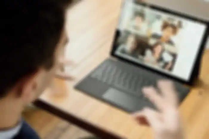 Ilustrasi menjalankan aplikasi meeting gratis di tablet Microsoft Surface