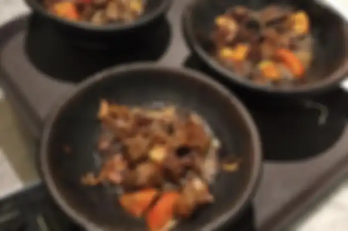 Inilah 5 tempat wisata kuliner di Bandung yang nggak bikin kantong jebol. Kita wajib cicipi saat liburan bersama pasangan.