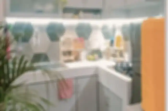 Desain kitchen set dapur minimalis yang simpel nan aesthetic ini bikin Ibu-ibu arisan sibuk memotret area memasak. Ini 14 foto inspirasinya.