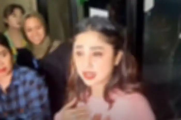 Dewi Perssik mengaku diserang oleh penggemar Lesti Kejora dan Rizky Billar atau Leslar Lovers