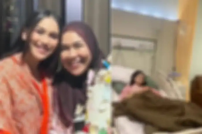 Umi Kalsum ungkap kondisi Ayu Ting Ting pascajatuh sakit.