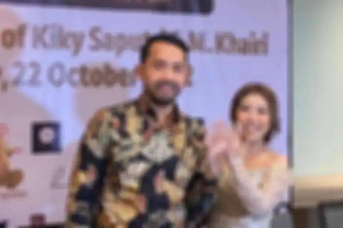 Kiky Saputri (kanan) dilamar oleh kekasihnya, Muhammad Khairi (kiri), pada Sabtu (22/10/2022).