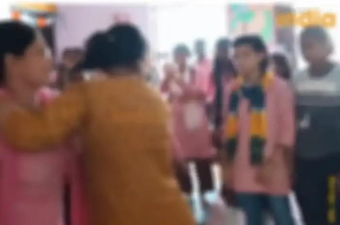 Guru perempuan berkelahi di depan siswa