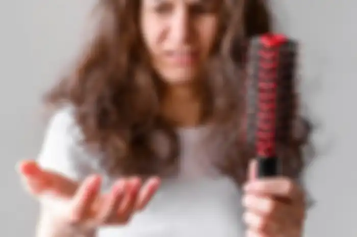 Cara mengatasi rambut rontok parah secara alami yang dapat dilakukan di rumah.