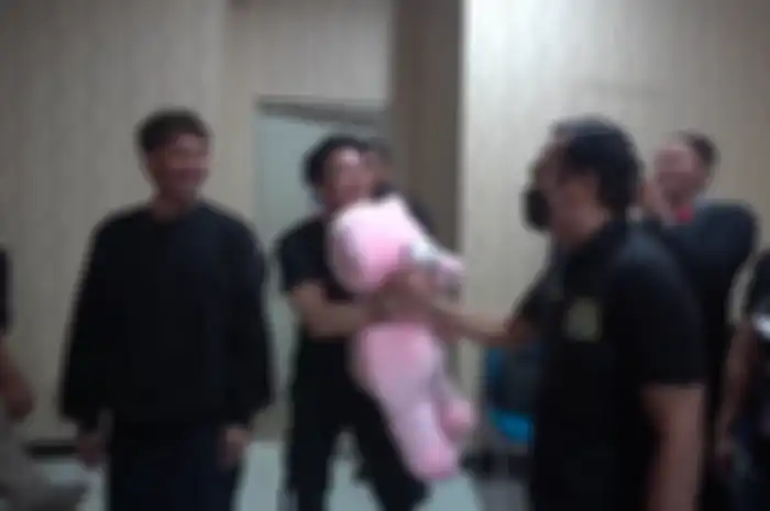 Ariel Noah sempat memberi kode kepada Ari Lasso jika capek di atas panggung untuk segera memanggilnya.