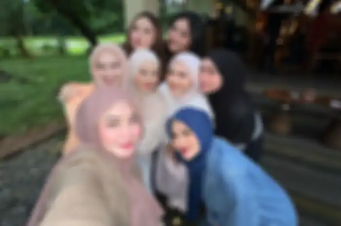 Potret kebersamaan Lesti Kejora bersama para sahabatnya. 