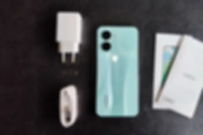 Ilustrasi pengisian daya baterai realme C33 berkapasitas 5.000mAh menggunakan adapter charger 10W.