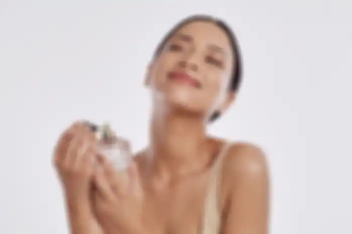 Ilustrasi memakai parfum