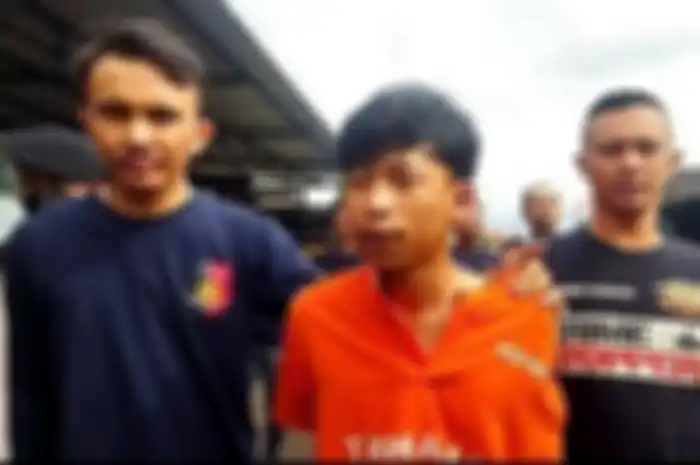 Rizaldi Nugraha Gumilar alias Ical (22) penusuk bocah berinisial PS (12) saat digelandang ke Mapolres Cimahi, Senin (24/10/2022). 