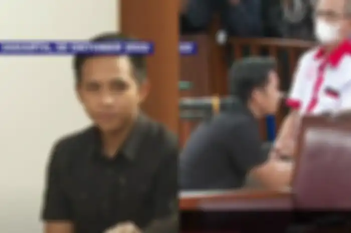 Momen Bharada E bersimpuh di hadapan orang tua Brigadir J.