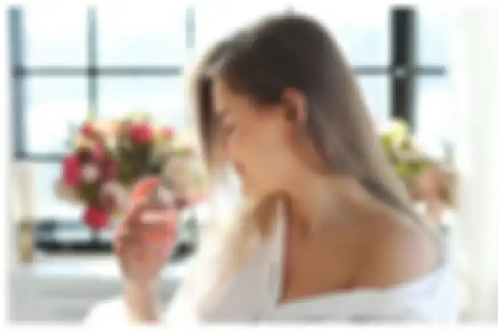 Ilustrasi penggunaan parfum tahan lama