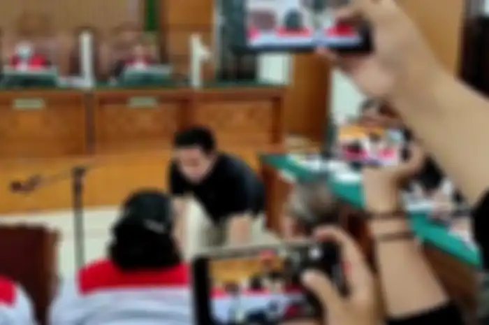 Richard Eliezer alias Bharada E menyalami keluarga Brigadir J saat sidang lanjutan di Pengadilan Negeri Jakarta Selatan, Selasa (25/10/2022). 