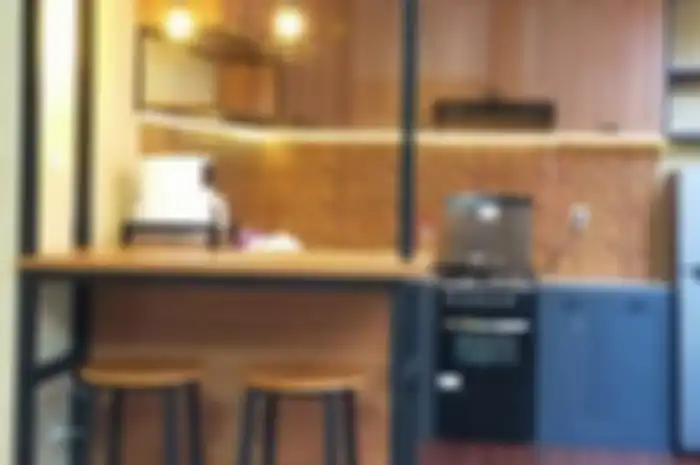 Desain sekat dapur dan ruang keluarga ini mampu memulas kesan elegan di rumah minimalis. Ini 8 foto estetiknya. 