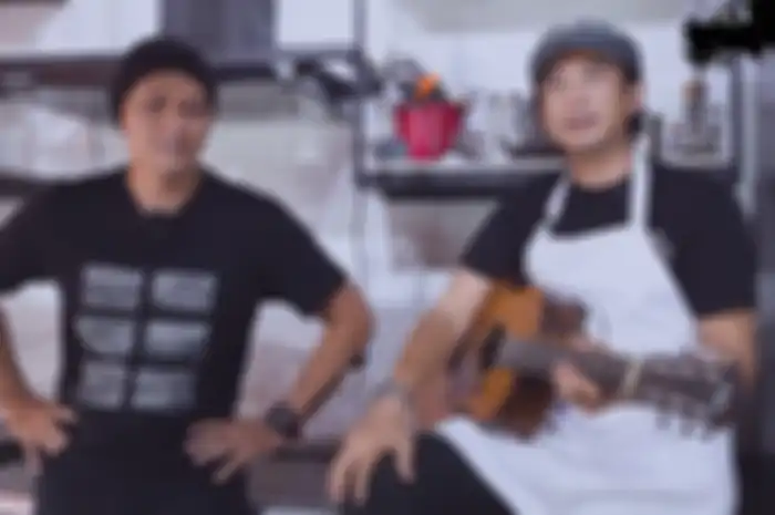 Piyu pernah bekerja sebagai kru gitar Andra Ramadhan di masa awal karirnya tahun 1996.