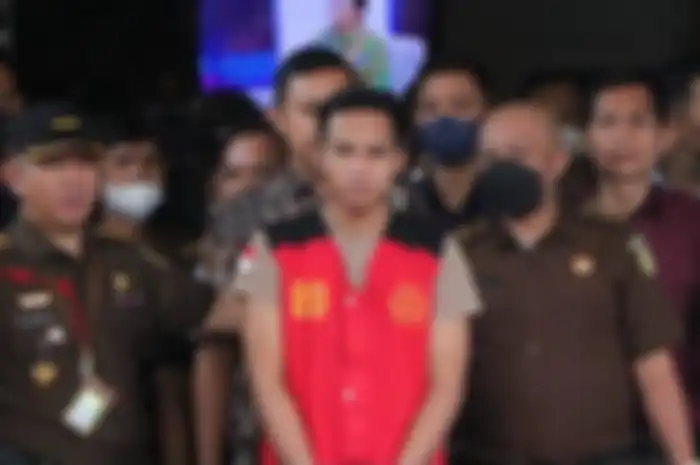 Tersangka kasus pembunuhan Brigadir J, Rihard Eliezer atau Bharada E ditampilkan ke hadapan awak media seusai pelimpahan barang bukti tahap II di Gedung Kejaksaan Agung, Rabu (5/10/2022).