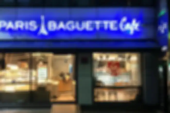 Toko roti Paris Baguette Korea Selatan. Paris Baguette memiliki cafe yang menjual kopi dan roti dengan menu makanan Perancis, yang dilengkapi roti Korea. Paris Baguette diboikot setelah kematian karyawan yang masuk ke mesin mixer sauce pada Sabtu (15/10/2022). 