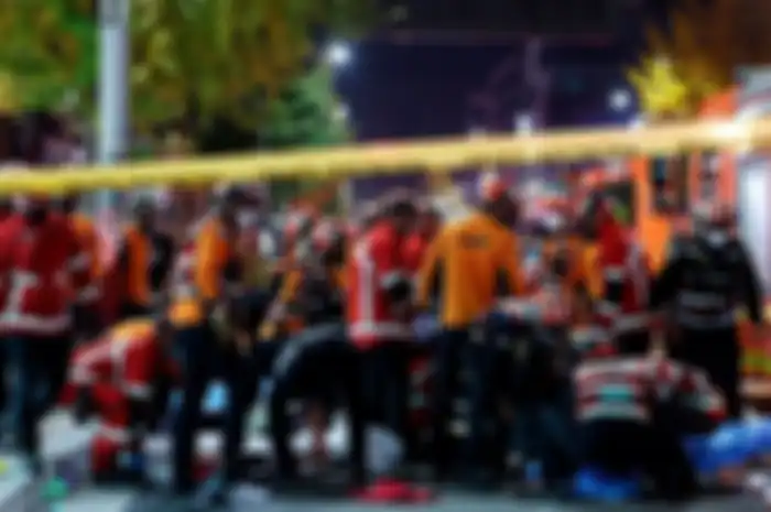 Petugas penyelamat dan pemadam kebakaran bekerja di lokasi kerumunan Halloween di Itaewon Seoul, Korea Selatan, Sabtu, 29 Oktober 2022. Puluhan orang dilaporkan mengalami serangan jantung, sesak napas dan terdapat korban tewas((Lee Ji-eun/Yonhap via AP))
