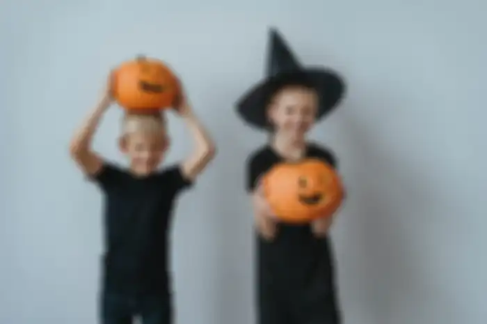 Perayaan Halloween identik dengan orang menggunakan kostum menyeramkan.