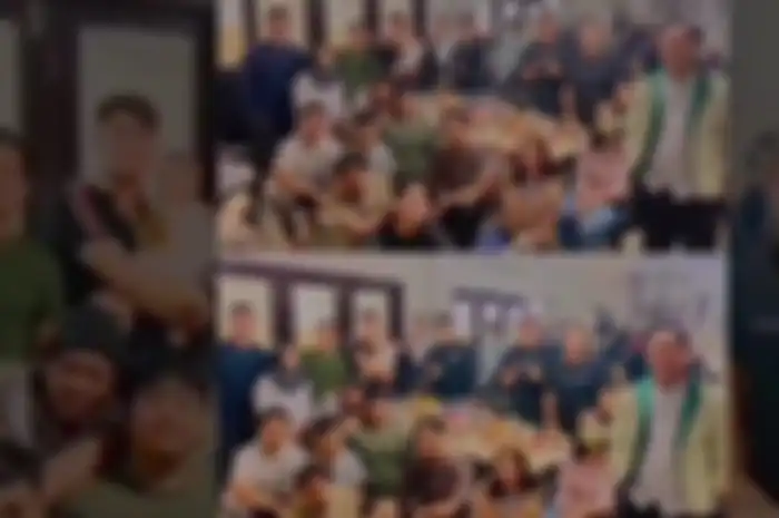 Potret karyawan Leslar Entertainment foto bersama Rizky Billar dan Lesti Kejora.