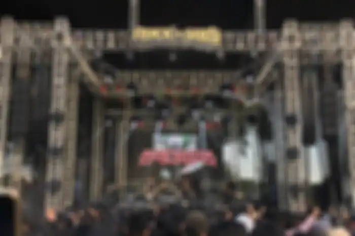 Panggung Rock in Solo jadi saksi penampilan perdana Beside yang balikan sama vokalis Agrog