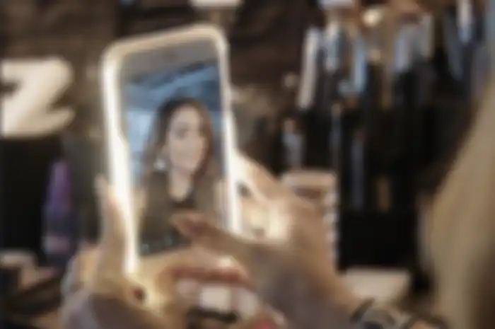 Ini cara mengambil foto selfie agar kamera apa pun yang Anda gunakan, dari kamera HP hingga DSLR, hasilnya terlihat sebaik mungkin.