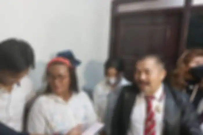 Tante Brigadir J, Rohani Simanjuntak saat ditemui Grid.ID di kawasan Pengadilan Negeri Jakarta Sslatan, Selasa (1/11/2022).