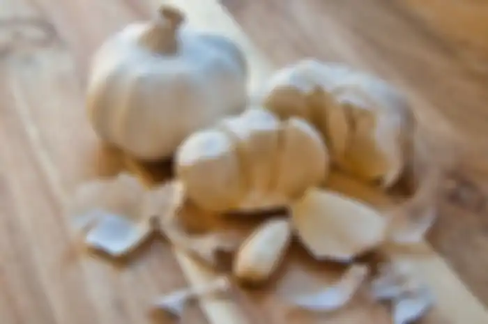 Cuma menaruh bawang putih di bawah bantal bisa datangkan khasiat menakjubkan