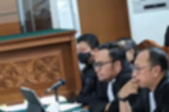 Ekspresi terdakwa kasus pembunuhan Brigadir J, Ferdy Sambo saat ibu Brigadir J, Rosti Simanjuntak memasuki ruang sidang PN Jaksel dalam kasus pembunuhan Brigadir J, Selasa (1/11/2022).