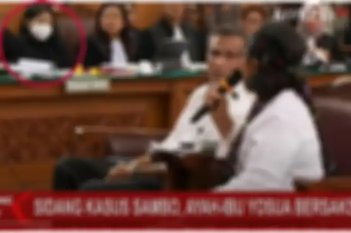 Tangis ibu Brigadir J di persidangan, Putri Candrawathi tampak sibuk menulis 
