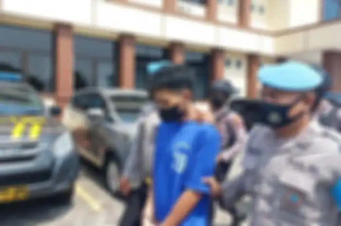 NA (29) tersangka pembunuhan yang korbannya dimasukkan ke dalam tas laundry dan dibuang ke are perkebunan di Dukuh Sawahan, Desa Kepuk, Kecamatan Bangsri, Kabupaten Jepara, digelandang ke tahanan Polres Jepara, Senin (31/10/2022). 