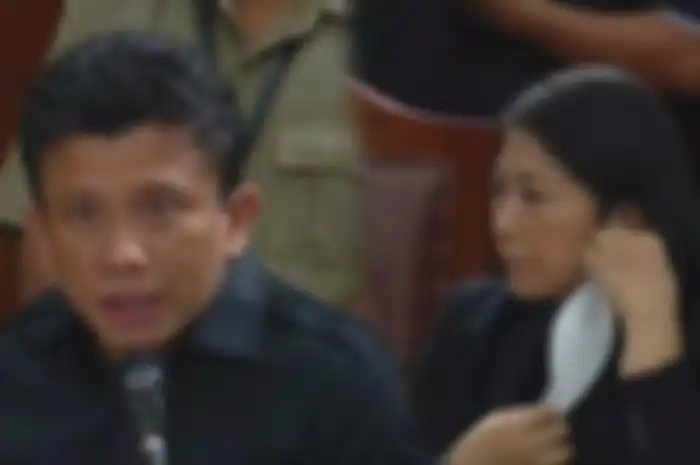 Ferdy Sambo (kiri) masih ngotot alasannya membunuh Brigadir J karena dugaan pelecehan seksual terhadap Putri Candrawathi (kanan).