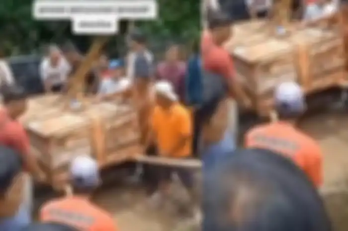 Tangkapan layar pemakaman jenazah dengan kondisi obesitas di wilayah Kecamatan Weru, Sukoharjo, Minggu (30/10/2022). 