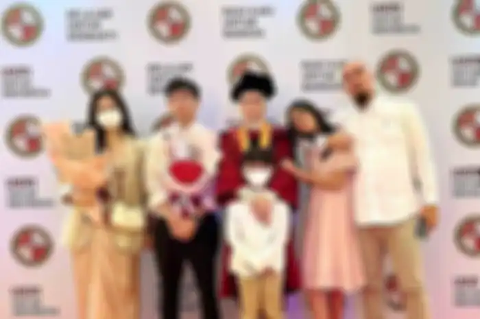 Mulan Jameela saat wisuda
